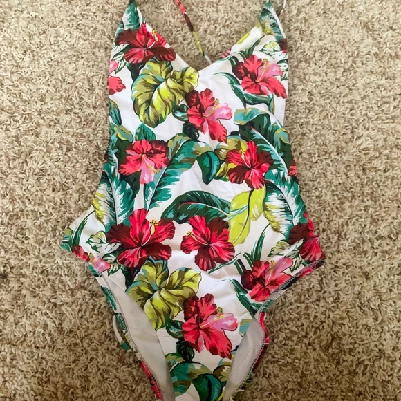 One piece bathing suit - Picture 2 of 3